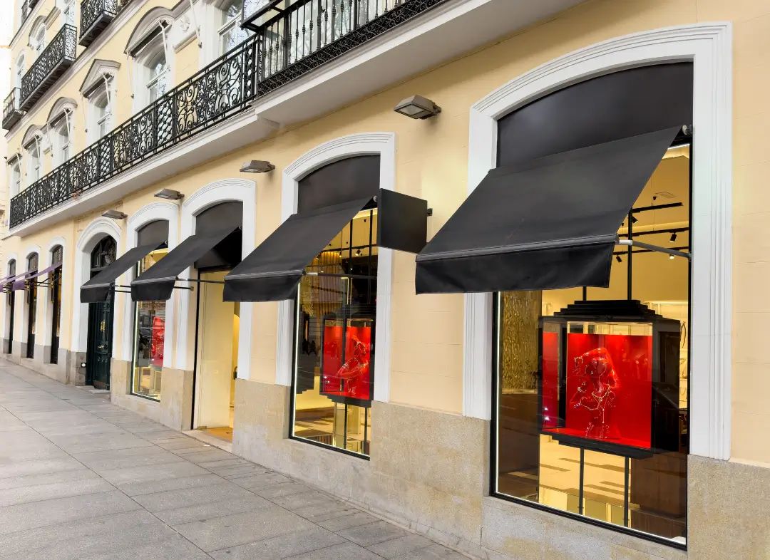 Façade vitrine de magasin en aluminium sur mesure à Berre-l'Étang